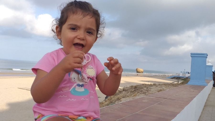 Los pasos perdidos de Lola, única niña andaluza con una enfermedad ultra-rara neurodegenerativa