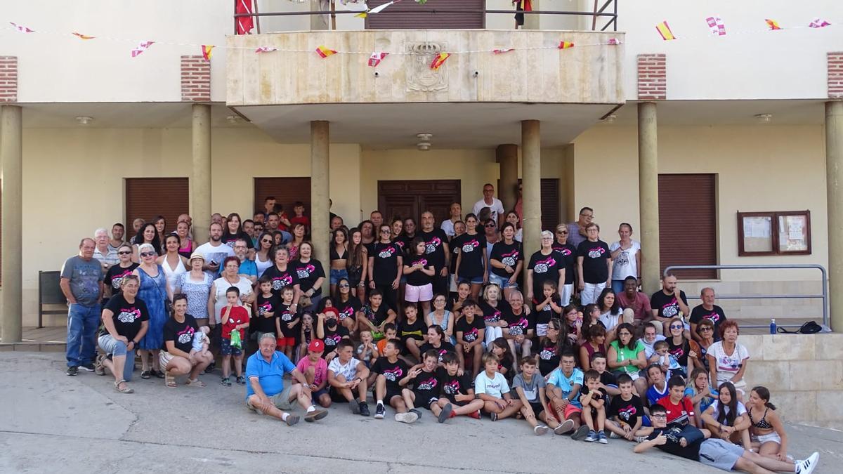 Vecinos de San Miguel de la Ribera participantes en el acto solidario