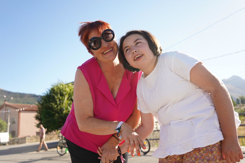 Luisa Fernández García, con su hija Carmen, en Acebedo donde pasan el verano junto a la familia paterna de la niña.